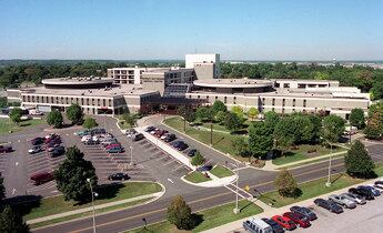 Segundo eles, em diversas salas da base existem "seres com braços longos" e cabeças grandes