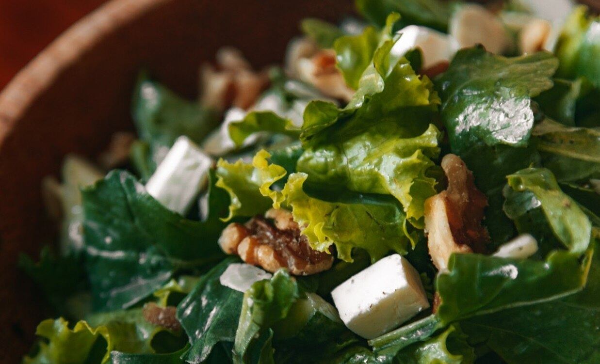 3. Use e abuse dos vegetais

"Quando indico marmita e a pessoa não tem dois compartimentos para levar as comidas separadamente, como a salada, por exemplo, sugiro fazer as folhas refogadas. Chicória, couve, acelga, couve-flor e brócolis cozidos ou refogados ficam ótimos e podem ser acomodados junto com as comidas quentes", diz a nutricionista. Fonte de fibras, vitaminas, minerais e diversos compostos benéficos à saúde, as hortaliças devem estar sempre presentes numa marmita equilibrada e saudável. "Se a pessoa não quiser levar os legumes à parte, pode misturá-los ao arroz ou ao macarrão; abobrinha, berinjela e pimentão grelhados ficam incríveis desse jeito"

Veja também: Veganos não comem só salada! Veja dúvidas de quem adota uma dieta baseada em vegetais

