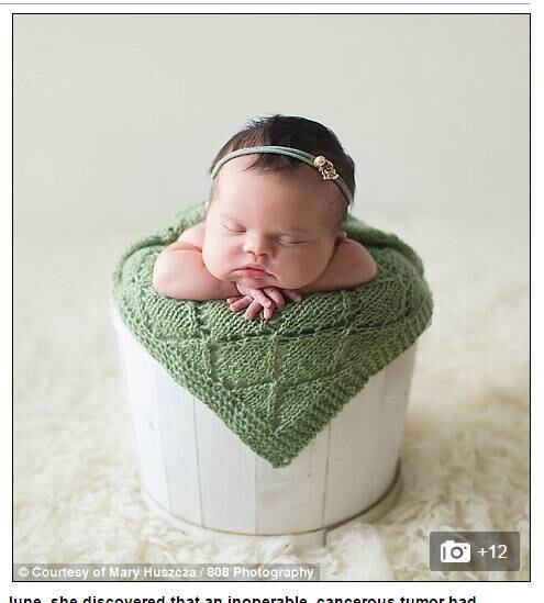 Nesta, a pequena dorme em paz, enrolada em um cobertor e com os cabelos enfeitados por um laço