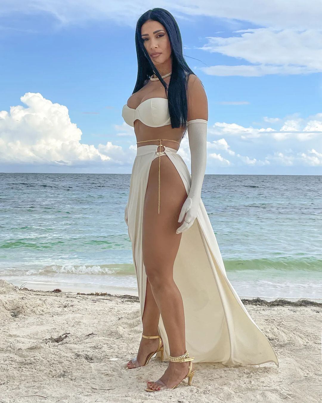 Para o mesmo clipe, Simaria usou um biquíni da cor creme, corrente na cintura, saltos altos dourados e até mesmo luvas que cobriam as mãos e os braços  