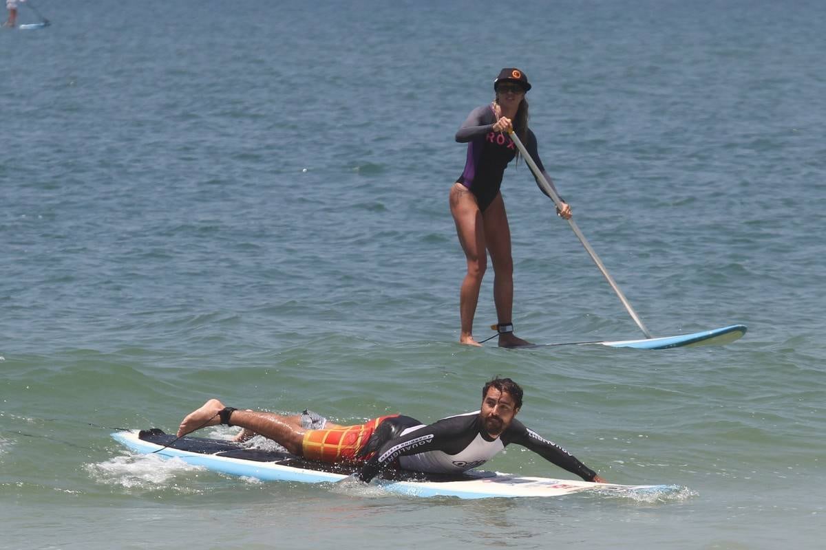 Bruno Gagliasso e Ricardo Pereira praticam stand up paddle na praia da Barra da Tijuca, no Rio