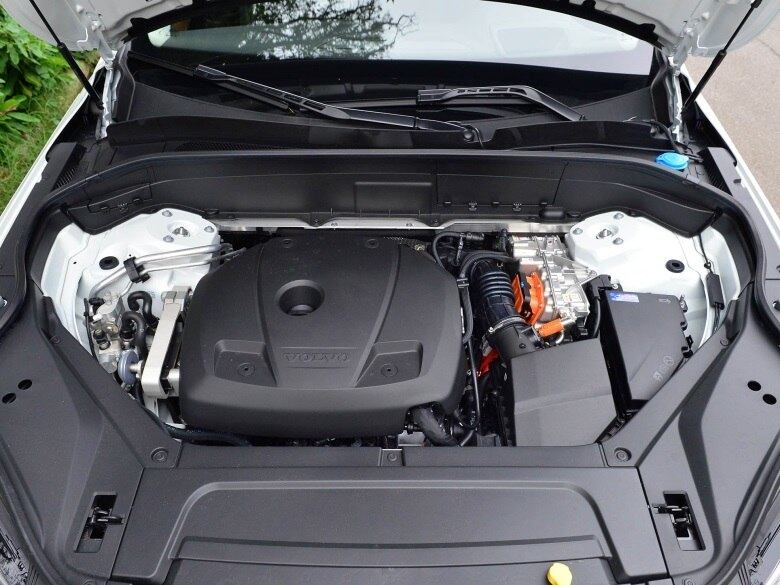 Motor movido a gasolina produz 320 cavalos de potência, enquanto que o elétrico gera 87. Combinados, geram uma aceleração de 0 a 100km/h em apenas 5,6 segundos

Teste: Volvo XC90 T8 é SUV híbrido com jeitão de esportivo