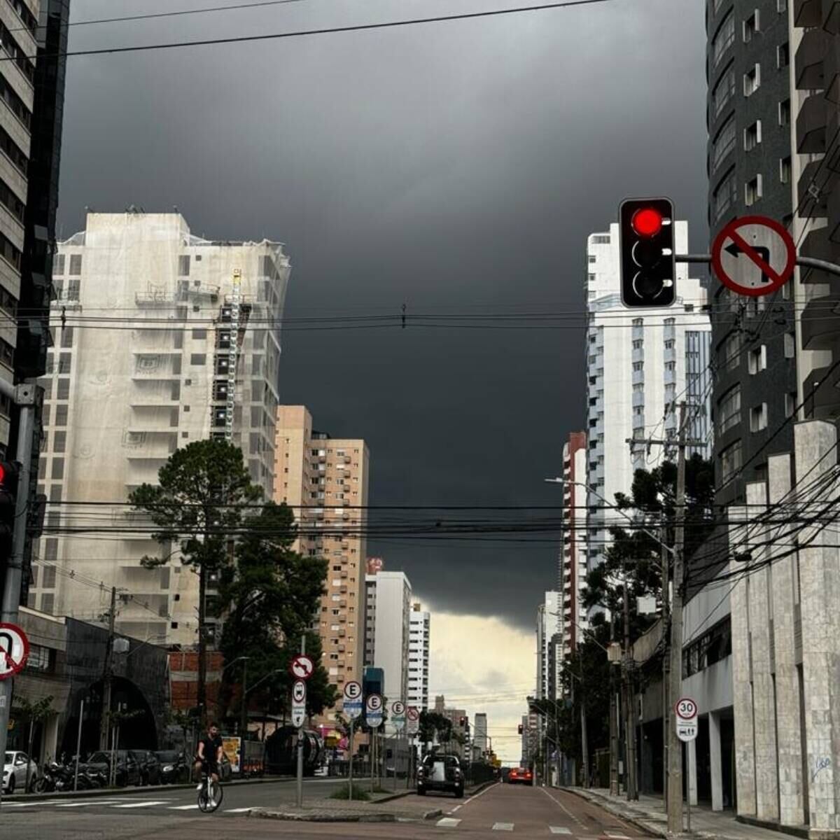 Alerta de tempestades: Curitiba está sob risco de chuvas severas e rajadas de vento
