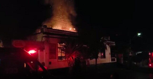 Imóvel antigo foi quase todo destruído