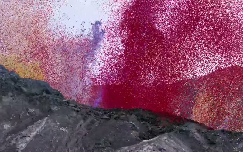No vídeo, as pétalas saem de um vulcão "em erupção"
