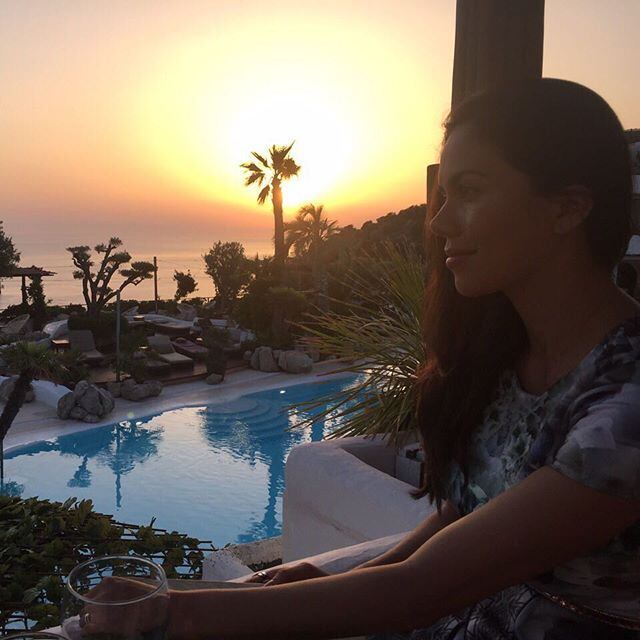 A apresentadora Daniel Albuquerque viajou com toda a família para Ibiza, na Espanha, para curtir as férias de meio do ano em um local paradisíaco