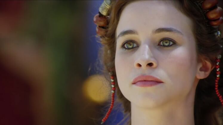 Sara é meia-irmã de Abraão e desde o início o romance não foi fácil. Terá, pai de ambos, proibia o relacionamento, pois queria que seu primogênito se casasse com uma mulher influente e com bens 
