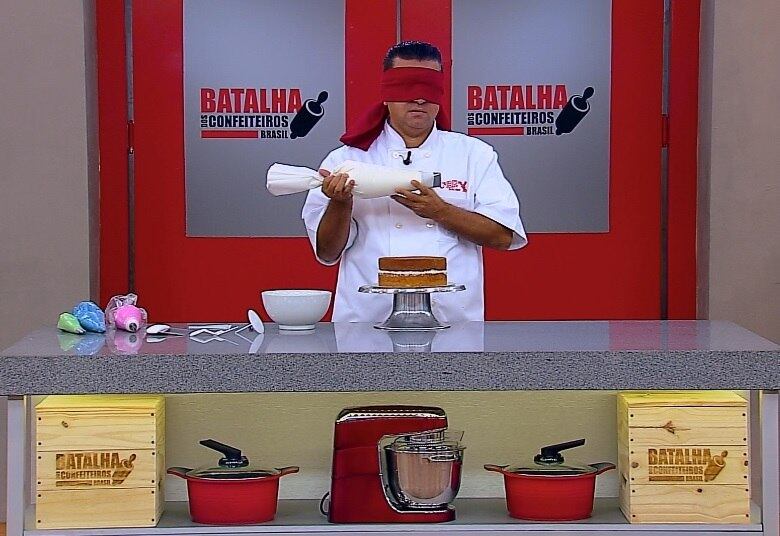 Antes disso, o apresentador Buddy Valastro vai assustar os
competidores ao decorar um bolo de olhos vendados