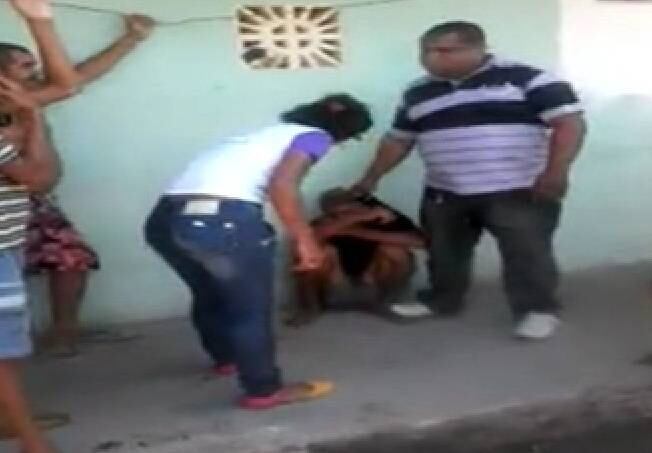 Bandido tentou assaltar mulher e levou uma tremenda surra na frente de todos, no meio da rua.