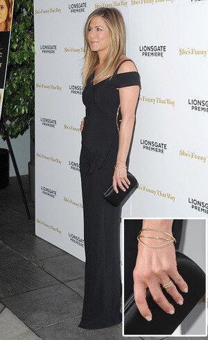 Jennifer Aniston exibe aliança