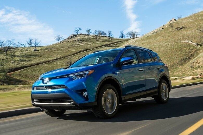 As modificações deixaram o RAV4 com aspecto esportivo. As principais mudanças estão na dianteira, com a grade mais estreita interligando os faróis — que ficaram menores e mais finos. O para-choque também mudou de desenho
