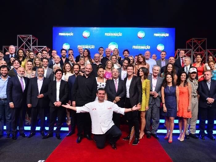 A Rede Record anunciou na quinta-feira (5) um novo programa: The Cake Show, com o fenômeno mundial Buddy Valastro. Em conversa com oR7, o confeiteiro contou quais são as suas expectativas sobre a estreia no Brasil
— Quando estava no palco, ao vir para o Brasil pela primeira vez, eu chorei com o choque. Porque não poderia imaginar tantos fãs. Foi muito emocionante para mim. Daí eu falei que tinha que fazer algo no Brasil, queria filmar um programa com brasileiros e aqui no Brasil. A Recordestá sendo muito legal, incrível, a emissora me dá muito suporte para tudo.
Com presença de Cake Boss, Rede Record anuncia programação 2015
Apresentadores registram nas redes sociais lançamento da programação da Rede Record
Veja os bastidores do lançamento da programação 2015 da Rede Record
Rede Record anuncia reality show com Cake Boss