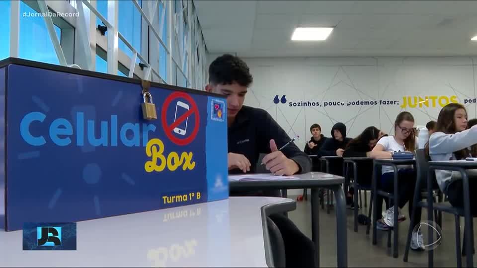 Lei que proíbe celular nas escolas completa seis meses e colégios apontam melhorias para os alunos