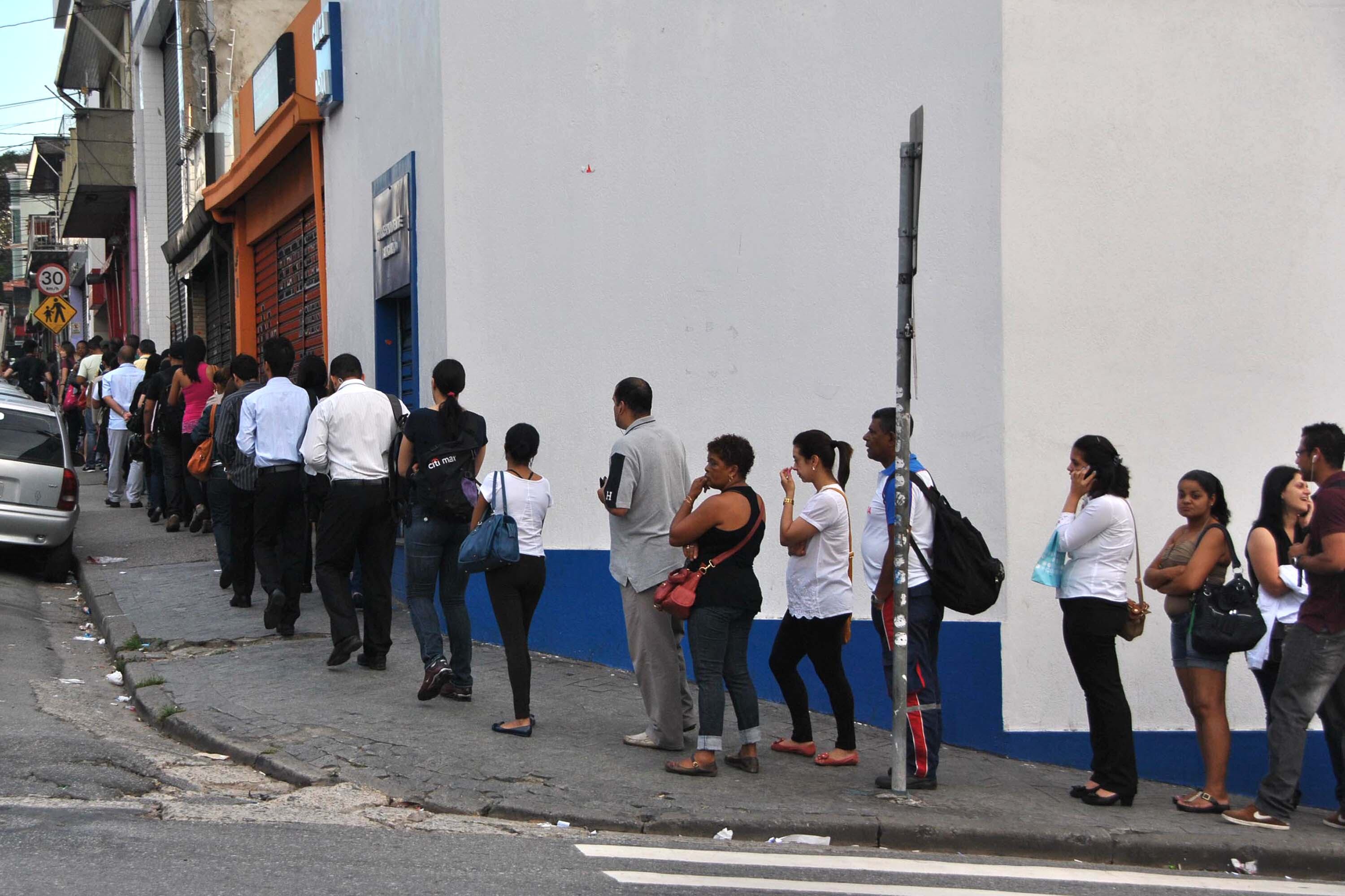 O problema causava longas filas de passageiros na entrada das paradas nas quais a falha foi detectada