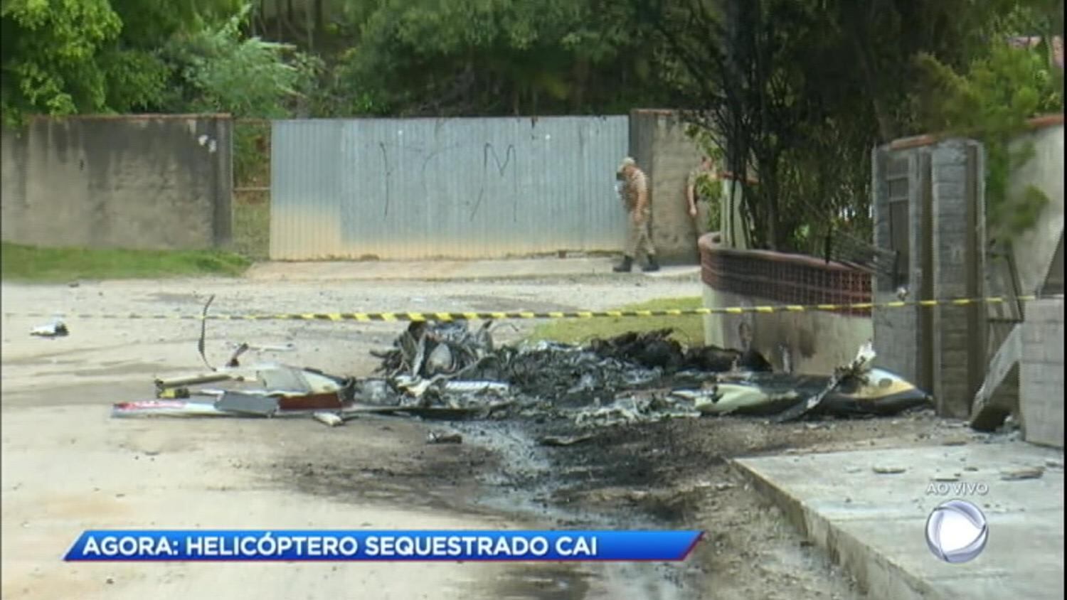 Vestígios do aeronave que pegou fogo após cair em Joinville