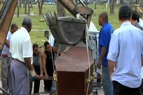 Para a colocação de Gustavo no caixão foram necessários 22 homens