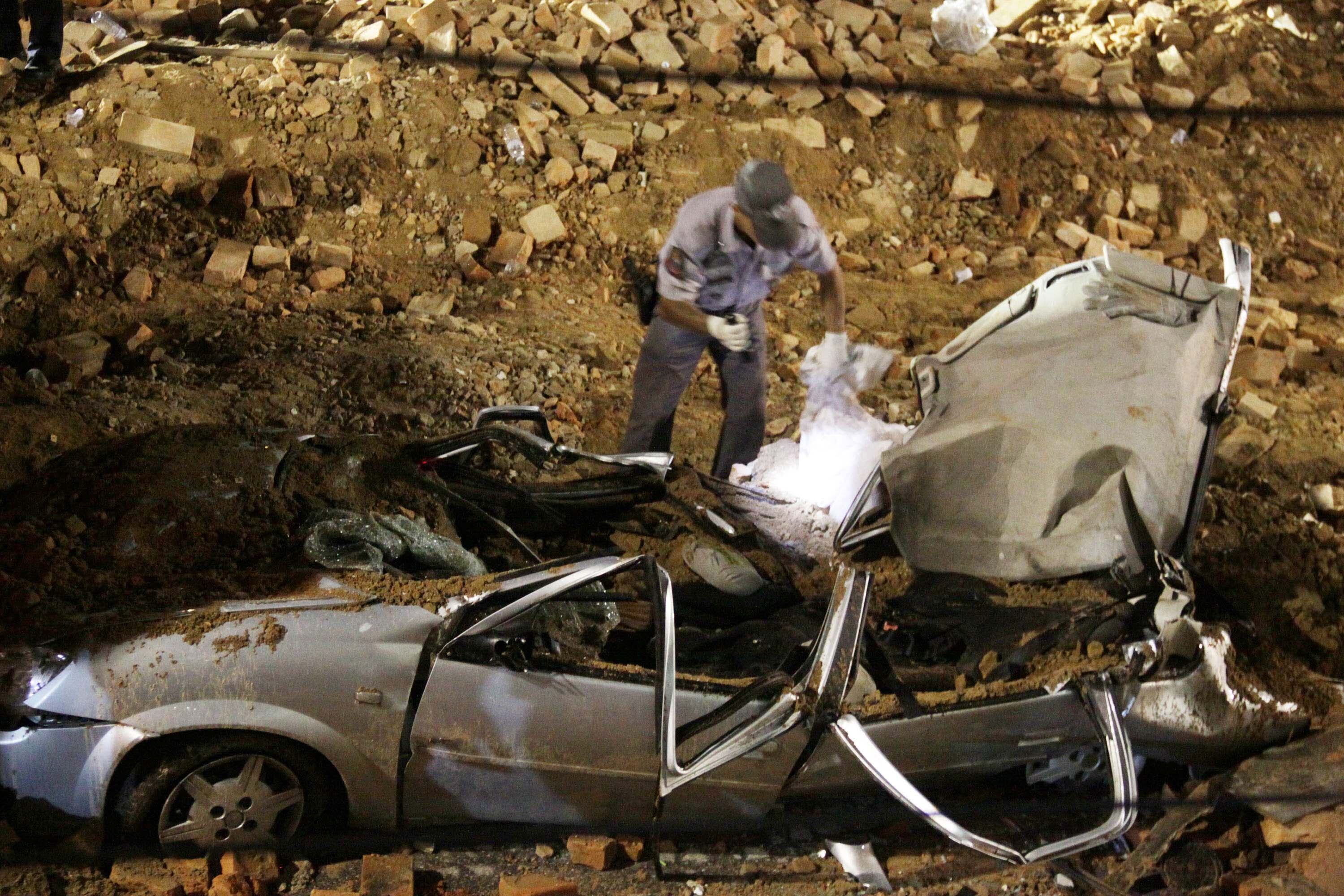 O muro de um prédio histórico em Sorocaba, interior de São Paulo, desabou por volta das 19h45 desta quinta-feira (20) deixando aomenos sete pessoas mortas
