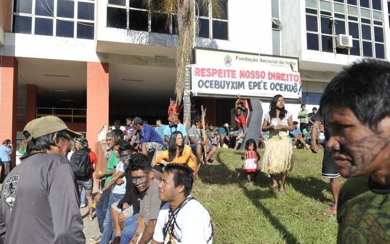Os índios
também queriam entregar à presidenta da fundação cópia do documento com
as reivindicações que apresentaram ao ministro da Secretaria-Geral da
Presidência da República, ministro Gilberto Carvalho