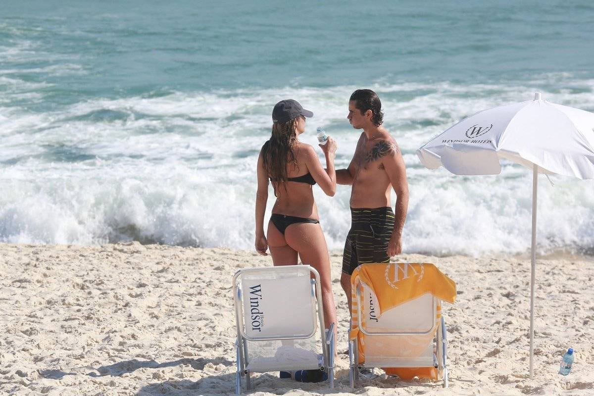 Rafa Brites e Felipe Andreoli curtem dia de sol em praia do Rio de Janeiro