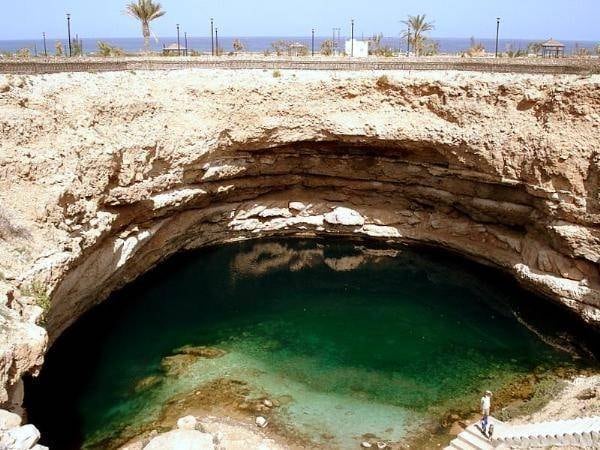 Bimmah (Omã)

Esse buraco foi formado naturalmente quando várias camadas instáveis de solo desabaram. Há um túnel subaquático de cerca de 500 metros que conduz ao mar, o que cria uma mistura de água doce e salgada no buraco. É possível mergulhar no Bimmah, mas é preciso ter cuidado devido a possíveis condições de maré
