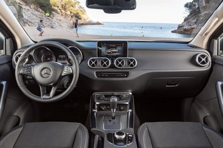 Seu interior é semelhante ao do conceito, tendo como destaque formato as saídas de ar em forma de X e a tela multimídia flutuante de 8,4 polegadas, além de 7 airbags, que estão presentes em todas as versões 