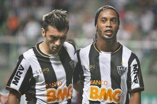 Além de fazer alteração na gengiva, Ronaldinho apareceu com os dentes mais brancos e certinhos