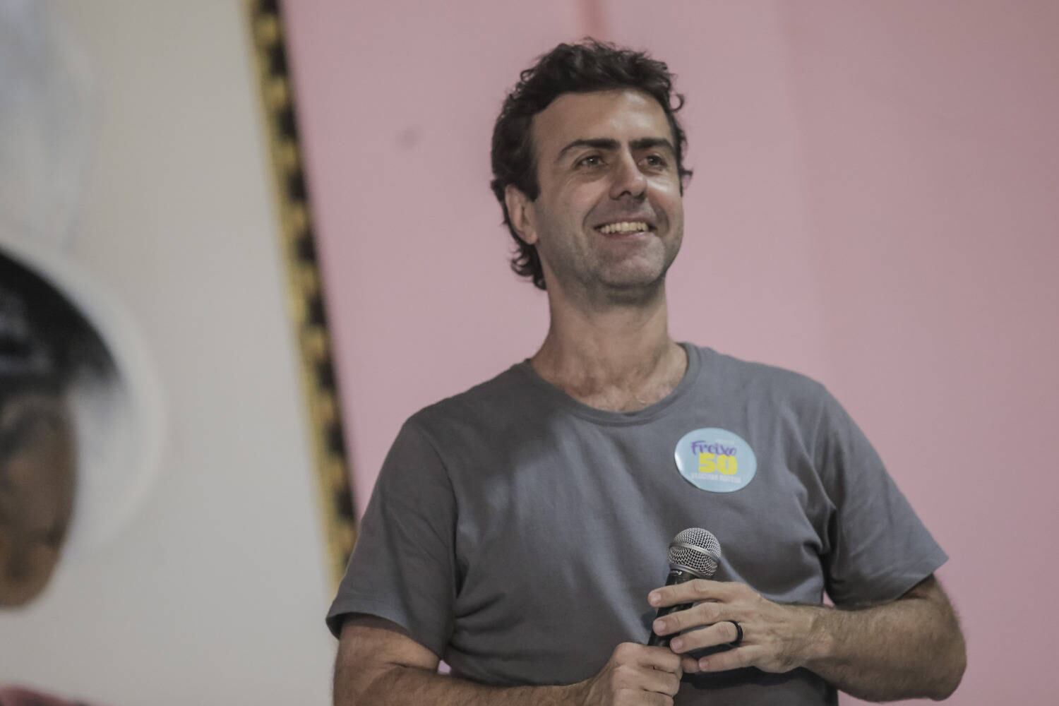 Entre as principais propostas para o transporte na cidade do Rio, Marcelo Freixo (Psol) propõe a criação de uma empresa pública de transportes para realizar o planejamento, gestão e fiscalização do sistema público. Se for eleito, o candidato vai auditar os contratos de concessão dos ônibus para fortalecer a transparência e fiscalização da rede de transporte. Freixo também planeja reorganizar as linhas de ônibus de forma mais participativa, expandir as ciclovias e instalar bicicletários nas estações de trem, metrô e BRT. Além de extinguir a dupla função de motorista-cobrador de ônibus, ele defende reduzir progressivamente o preço das passagens e garantir linhas de tarifa zero nas regiões mais pobres
