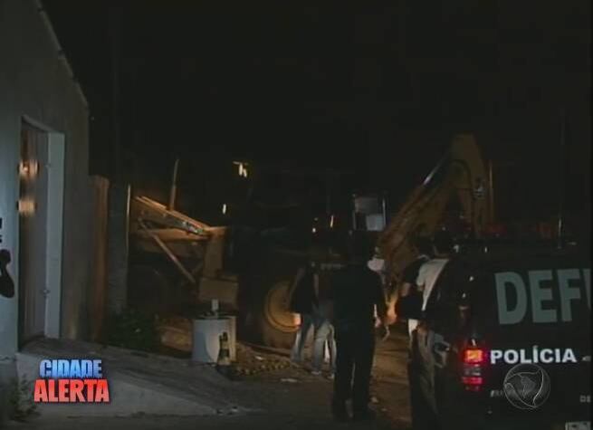 O
corpo de Erlon foi enrolado em panos, colocado em uma poltrona e jogado em uma
vala, que foi coberta com cimento. Uma retroescavadeira precisou ser usada pela
polícia