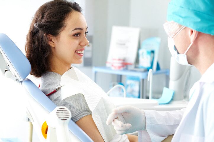 Visite o dentista regularmente



Em 90%
dos casos de mau-hálito, a responsável é a cavidade oral. Por isso, não deixe
de consultar seu dentista periodicamente para que ele possa identificar
problemas e tratá-los