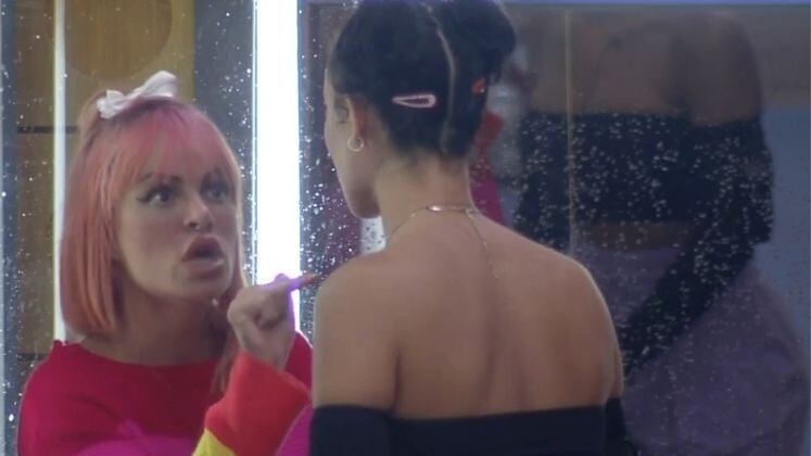 Discussão 

Ao ser chamada de saboneteira por muitos peões, Valentina se cansou. Ela decidiu se posicionar mais no jogo e a primeira atitude foi confrontar Aline — sua melhor amiga no momento — sobre a aproximação com adversários no jogo. O bate-boca foi feio. Aline chorou muito, mas Valentina se manteve firme 
