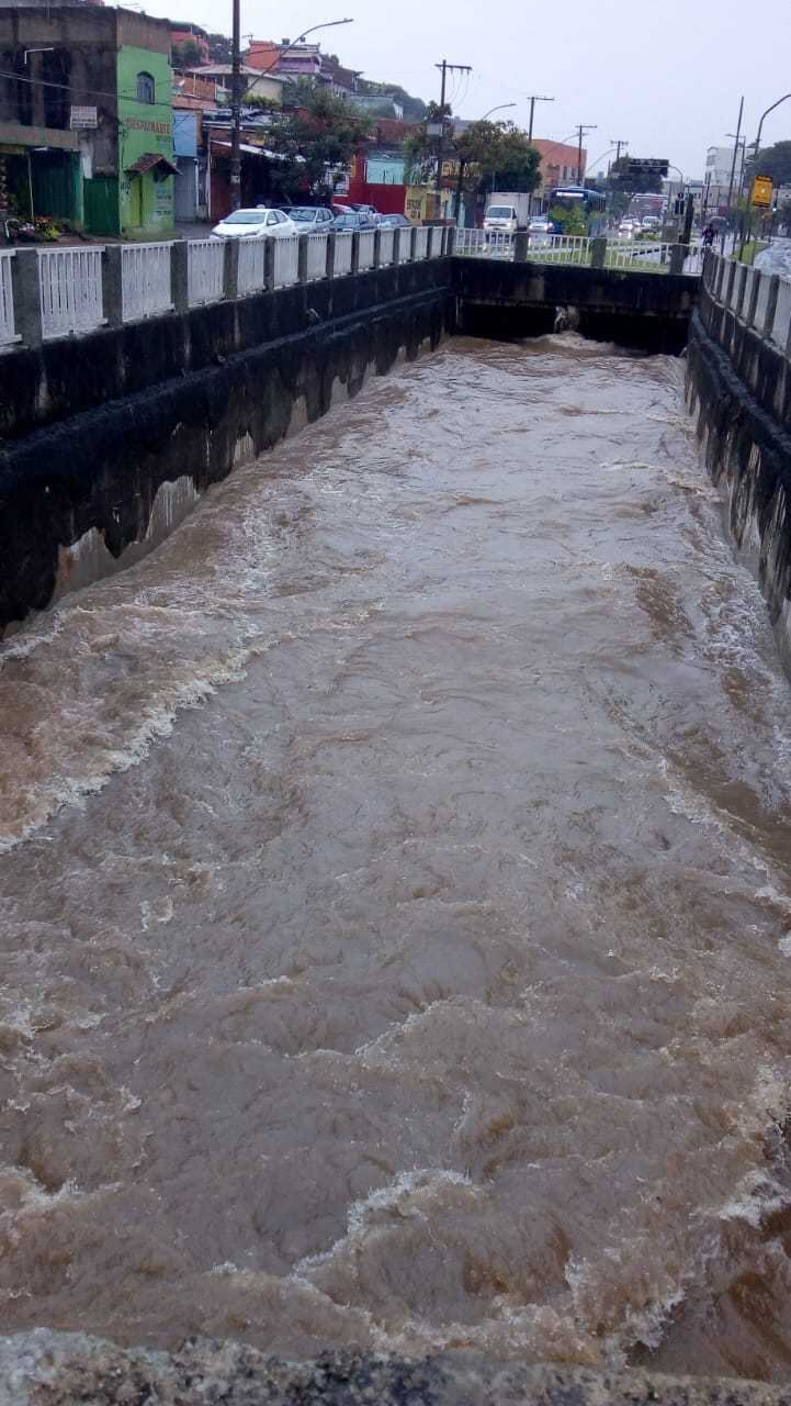 Nível dos córregos sobe com chuvas na região