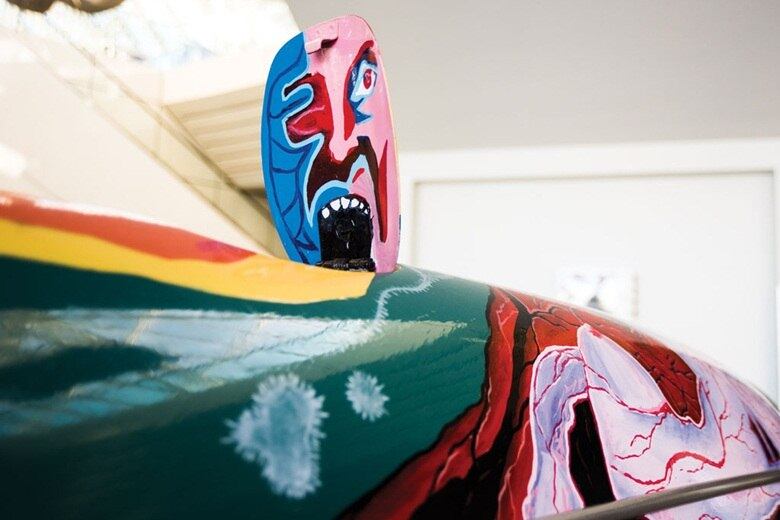 Um amigo da cantora, Dave Richards, foi o responsável pela
pintura excêntrica 