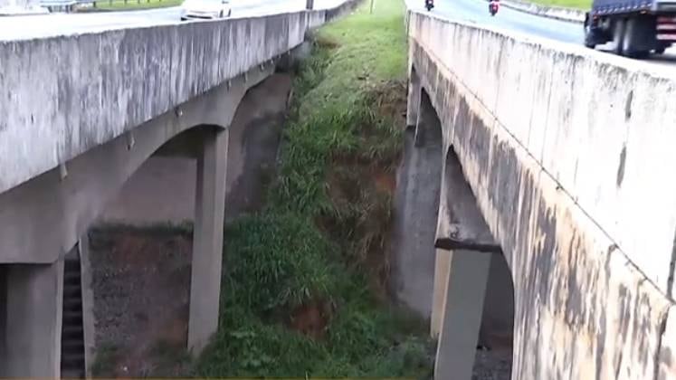 Após três dias intensos de buscas, um trabalhador que passava pelo local de difícil acesso avistou algo estranho no meio da mata debaixo da ponte e chamou a polícia