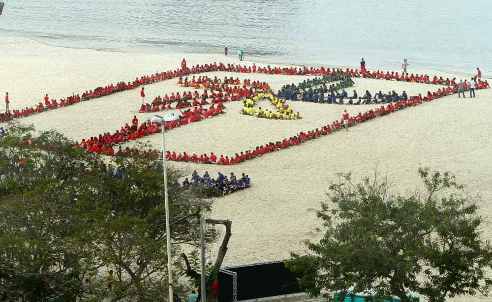 Aproximadamente mil pessoas se reuniram na praia de Botafogo para formar um desenho na manhã desta quarta-feira