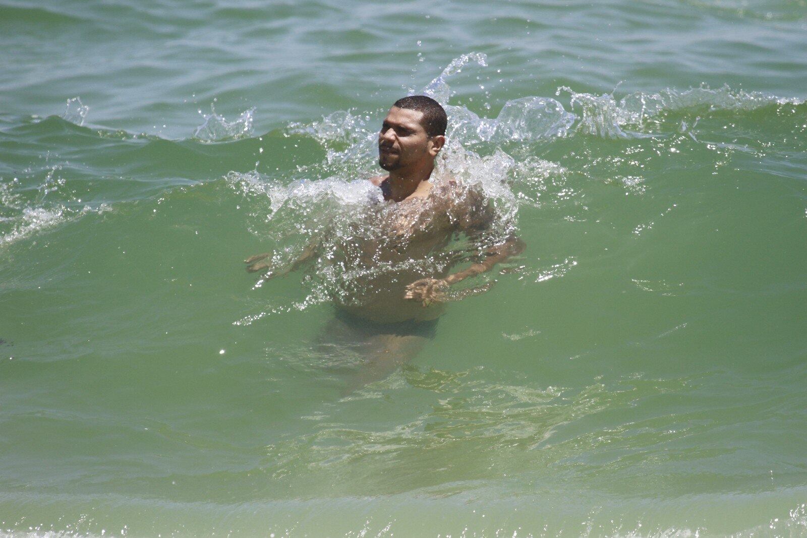Naldo aproveitou uma brecha de sua abarrotada agenda profissional, na
manhã desta quinta-feira (19),  para curtir uma dia de praia na Barra da
Tijuca, no Rio de Janeiro