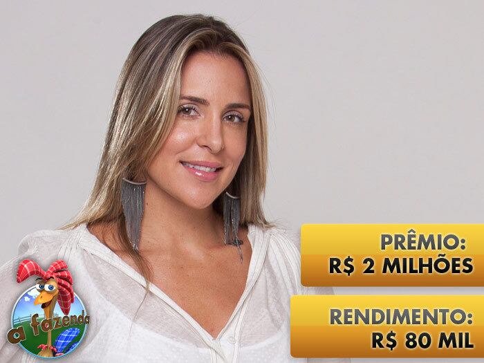 Além de linda, ela é uma mulher de personalidade forte e que marcou a quarta temporada do reality rural A Fazenda. 

Joana Machado ficou confinada por 87 dias com mais 14 participantes e levou R$ 2 milhões e mais dois carros zero-quilômetro, uma viagem para Manaus, entre outros prêmios. Teve gente querendo levar uns trocados às custas da moça, mas ela correu e destinou bem a grana. Veja a seguir