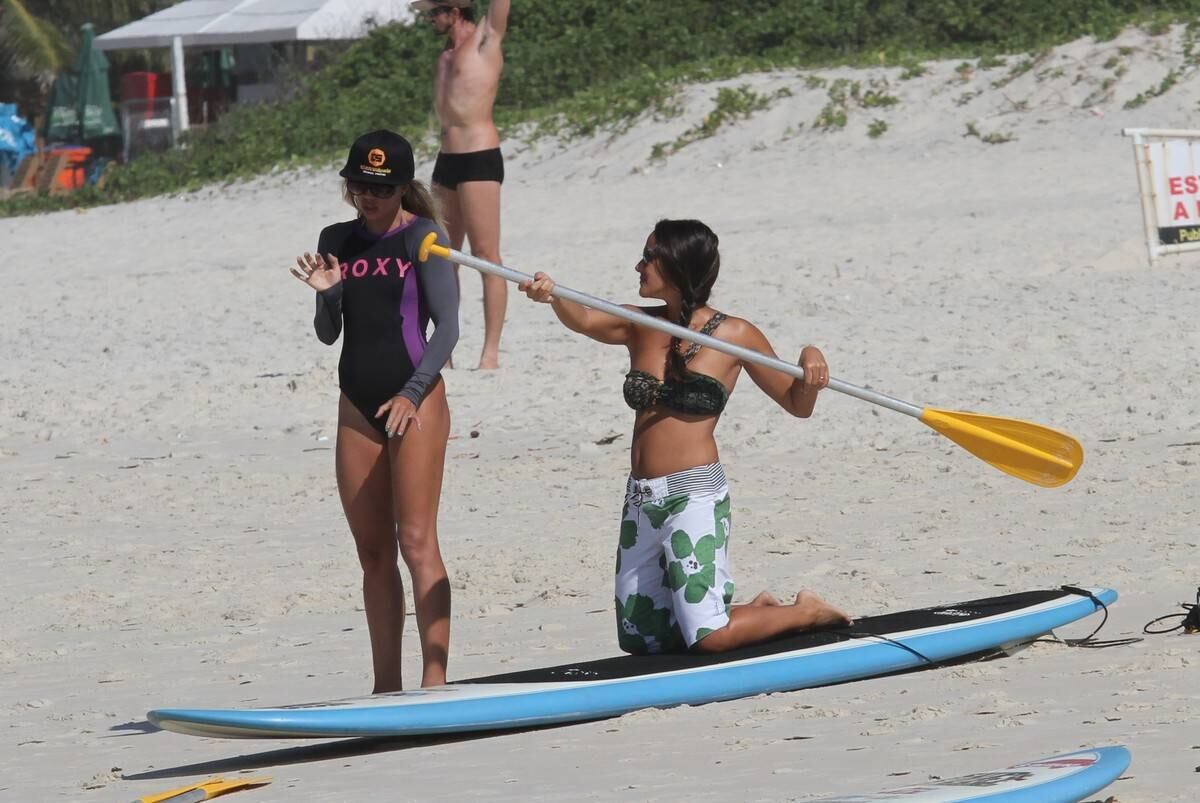 Bruno Gagliasso e Ricardo Pereira praticam stand up paddle na praia da Barra da Tijuca, no Rio