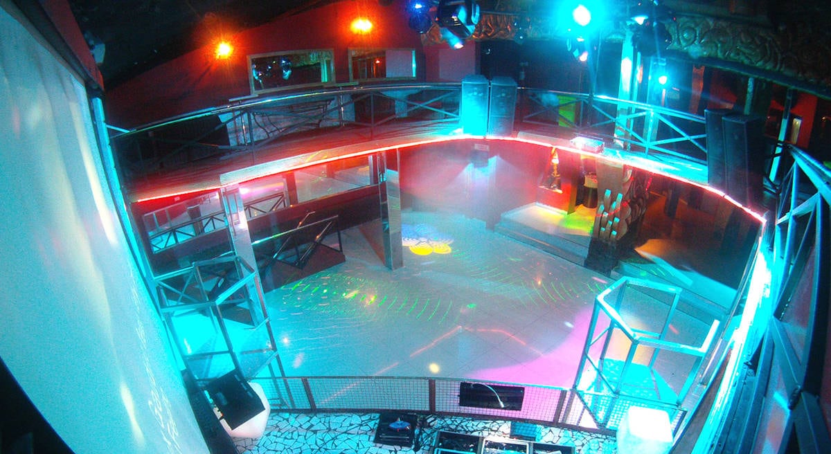 Euro Club
O maravilhoso dessa balada era que, antes de começar a night, rolava um striptease (parcial). Era homens de um lado e mulheres do outro. Quando a porta se abria para juntar a galera parecia uma boiada. Sabe como é, "xovens"