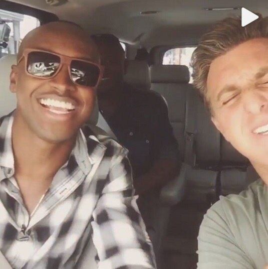 Luciano Huck chegou antes de Angélica e fez o que faz um bom padrinho, acompanhou o noivo para lá e para cá. No Instagram, ele aparece soltando a voz ao lado do noivo cantando "Hoje é o dia da alegria"