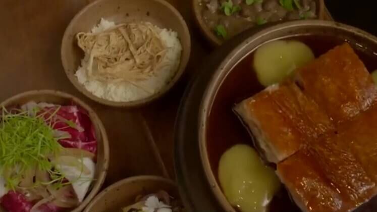 Uma das principais características da cozinheira é a marca brasileira dos seus pratos. Utilizando itens populares, a Dona Onça se inspira em receitas regionais e consegue transformar o comum em comidas finas e requintadas. A chef compartilhou uma analogia divertida que compara a culinária nacional a uma escola de samba e, apesar da feijoada ser a coroa do desfile, ainda existem todas as outras alas para mostrar. "Qual outro país do mundo tem essa diversidade gastronômica?", indagou.