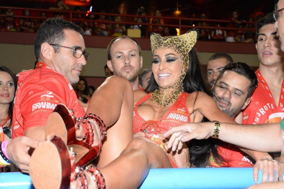 Sabrina Sato pula alambrado para ficar próxima do público da Sapucaí