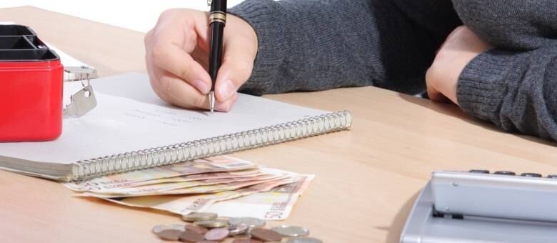 Contadores e
profissionais de finanças



Quanto ganham? Entre
R$ 5.000 a R$ 10 mil. 

Por que estão em falta? A
complexidade da economia brasileira impôs novas exigências aos profissionais da
área, aos quais falta especialização. Além disso, os jovens teriam perdido
interesse no setor por seu caráter 'operacional' e não 'estratégico', dizem
especialistas