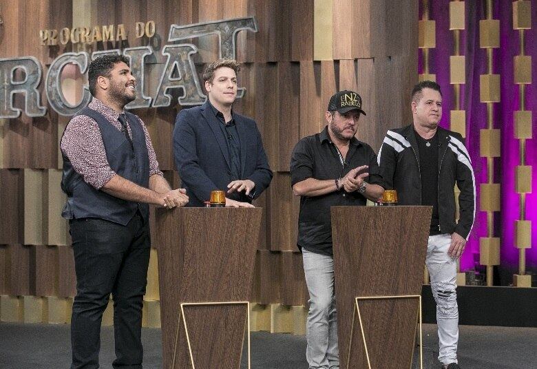 No palco do talk show, a dupla participa
da brincadeira Panela Velha É que Faz Música Boa ao lado de Fábio Porchat,
Paulo Vieira e Fabiano Cambota