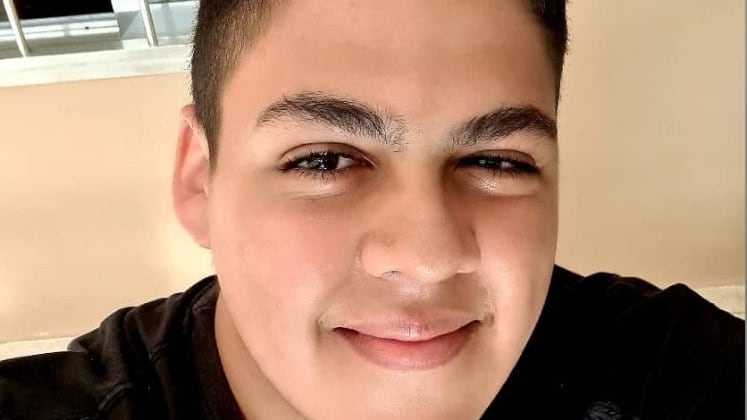 Venceu a depressão com a música

O jovem Samuca, de 18 anos, herdou o gosto pela música de seu pai e sua avó o influenciou a ouvir canções antigas. Aos 4 anos, ganhou um violão e sentiu facilidade em aprender a tocar. No palco do reality show, o candidato revelou que a música o ajudou a vencer um quadro grave de depressão.

Fique ligado! A grande final do Canta Comigo 5 vai ao ar neste domingo (25), às 18h, na tela da Record TV. Você também pode acompanhar todas as novidades no site oficial do reality musical!
