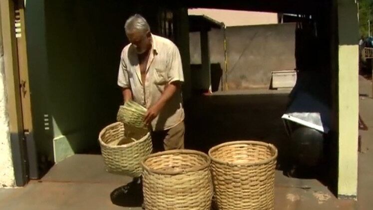 Seu Célio Basalha passa os finais de semana no vilarejo e aproveita a calmaria para fazer artesanato de bambu, ali mesmo, no meio da rua. "Vim passear e achei um lugar ótimo, tranquilo, aí resolvemos comprar uma casa aqui", disse.
