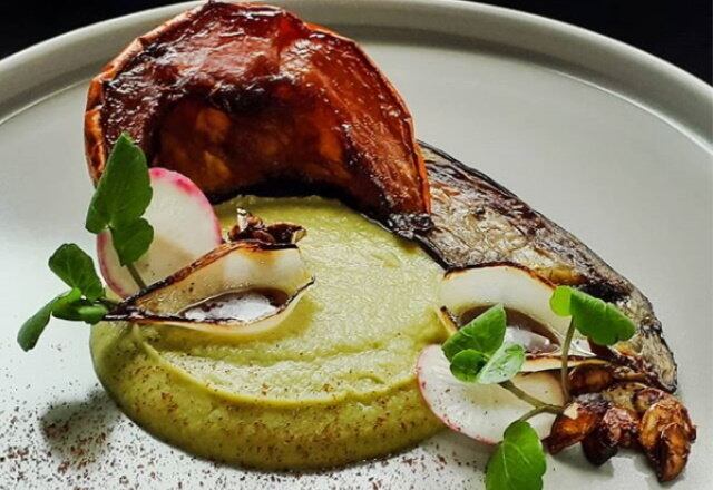 Usando a hashtag #EuTopChef, profissionais e amadores avançados da cozinha postaram fotos inspiradas no Top Chef Brasil. É o caso do chef Rodrigo Rauth, de Florianópolis (SC), que entrou no clima do reality comandado por Felipe Bronze e trouxe uma referência árabe no seu prato: homus, abóbora, berinjela, sementes e hoisin


