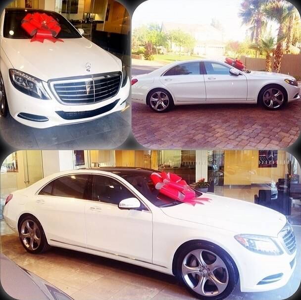Tido como um dos maiores pugilistas da história, Floyd Mayweather usou sua conta no
Instagram, mais uma vez, para mostrar por que é o atleta mais bem pago do mundo.
O americano mostrou a nova aquisição: uma Mercedes luxuosa com a qual se presenteou
antes de sua luta contra o argentino Marcos Maidana, que aconteceu no dia 3 de
maio, em Las Vegas