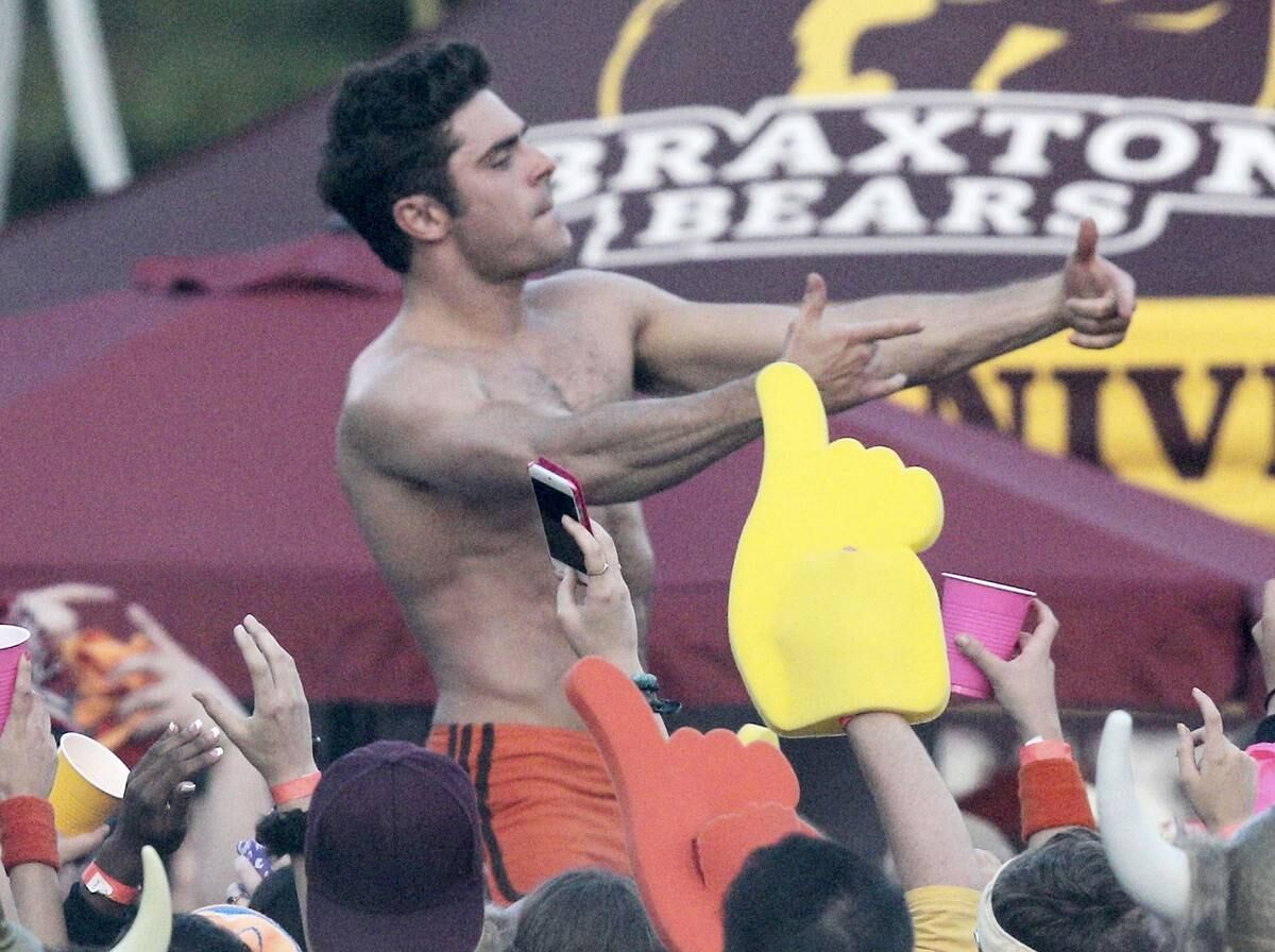 E depois de tirar a roupa, ele vai para o meio da galera... só de shortinho, claro