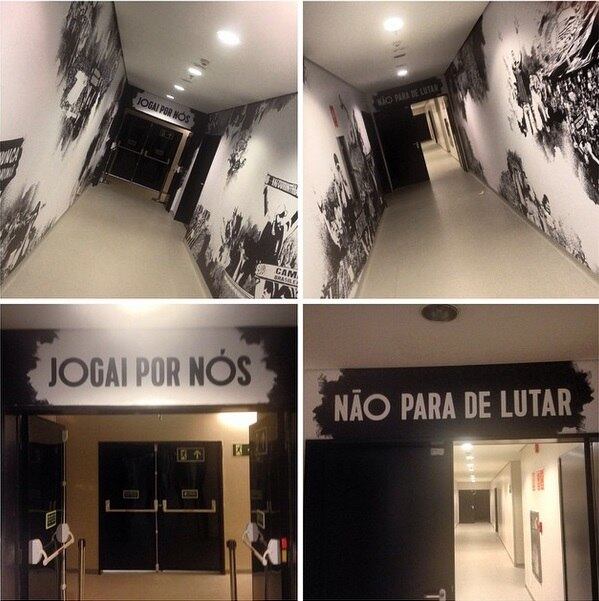 Nos túneis de acesso ao gramado, os jogadores do Corinthians estarão rodeados por mensagens da Fiel torcida