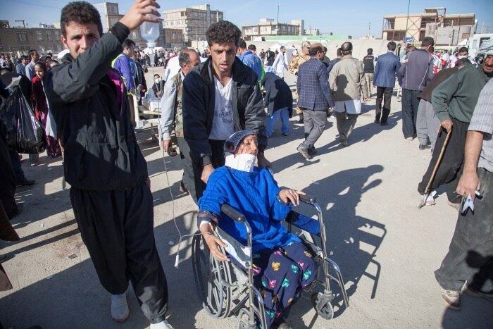 Autoridades locais dizem que o número de mortos e feridos deve aumentar à medida que equipes de busca e resgate chegam a áreas remotas do Irã